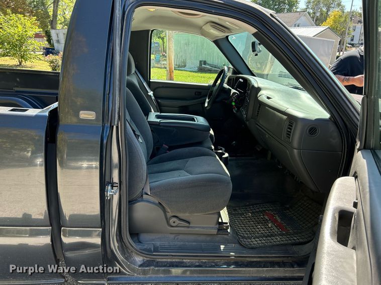 image for item NQ9858 2005 Chevrolet  Silverado 1500 pickup truck