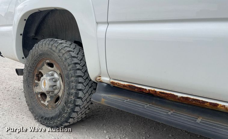 image for item NX9846 2005 Chevrolet Suburban  SUV