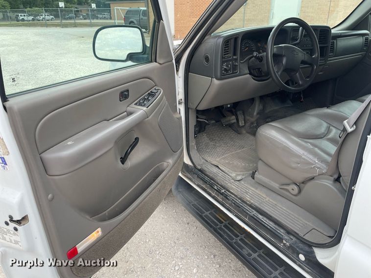 image for item NX9846 2005 Chevrolet Suburban  SUV