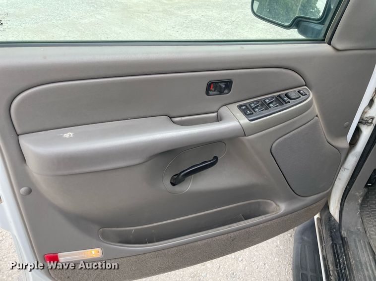 image for item NX9846 2005 Chevrolet Suburban  SUV