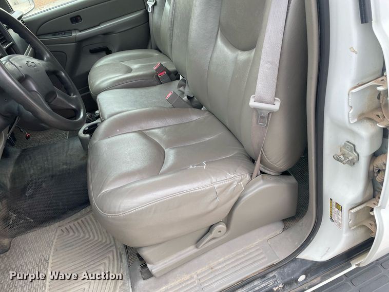 image for item NX9846 2005 Chevrolet Suburban  SUV