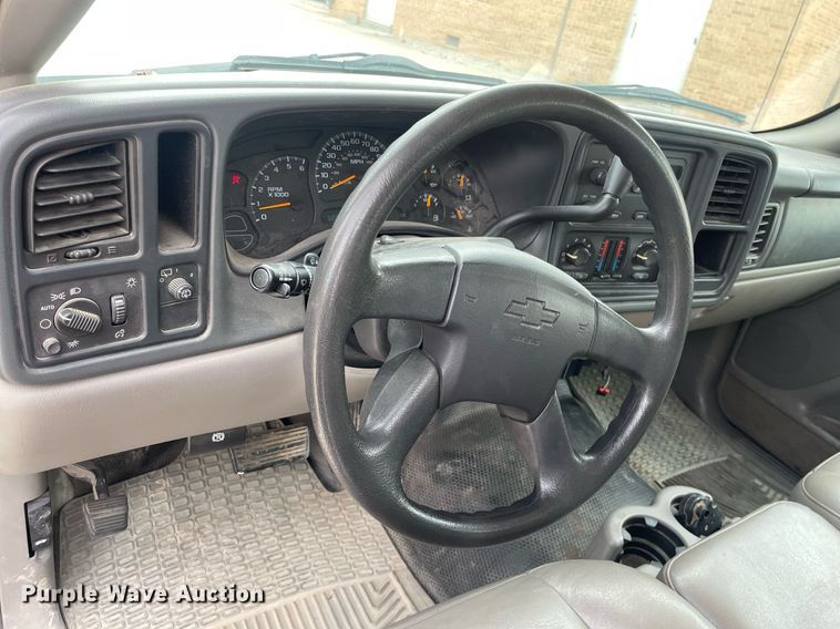 image for item NX9846 2005 Chevrolet Suburban  SUV