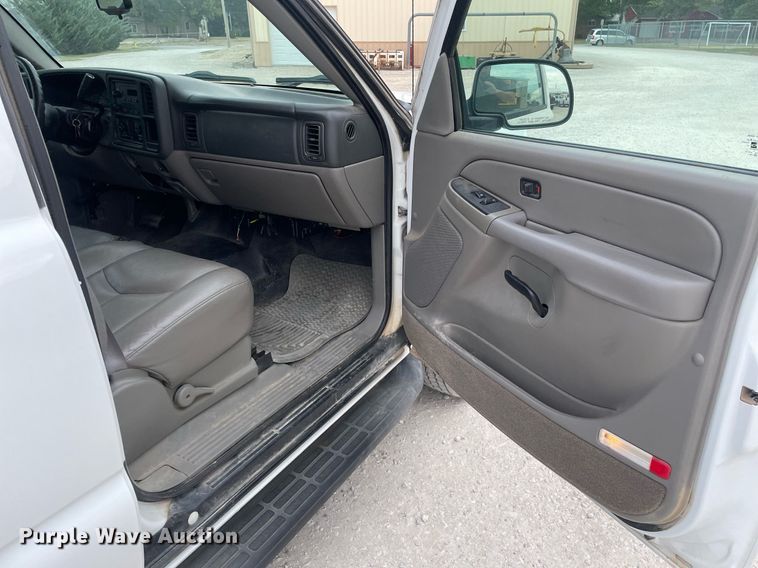 image for item NX9846 2005 Chevrolet Suburban  SUV