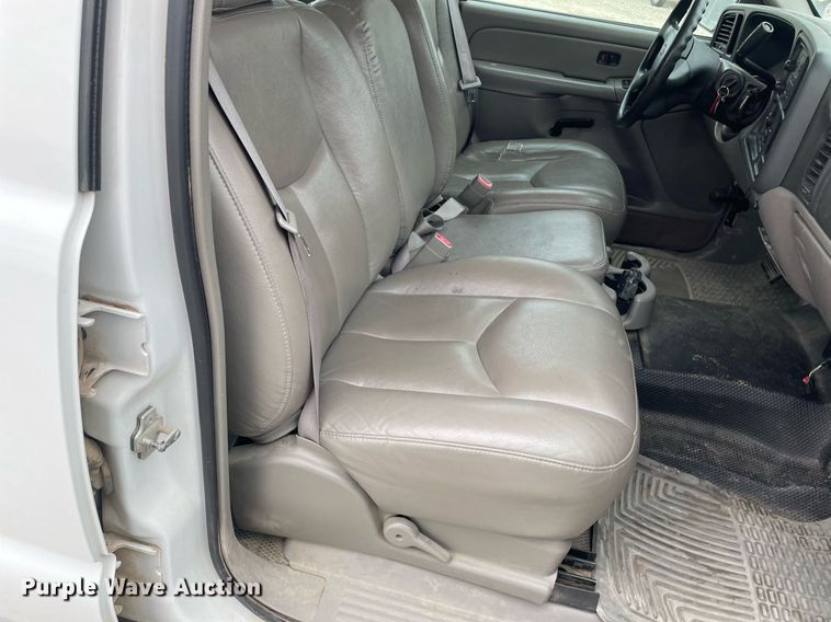 image for item NX9846 2005 Chevrolet Suburban  SUV