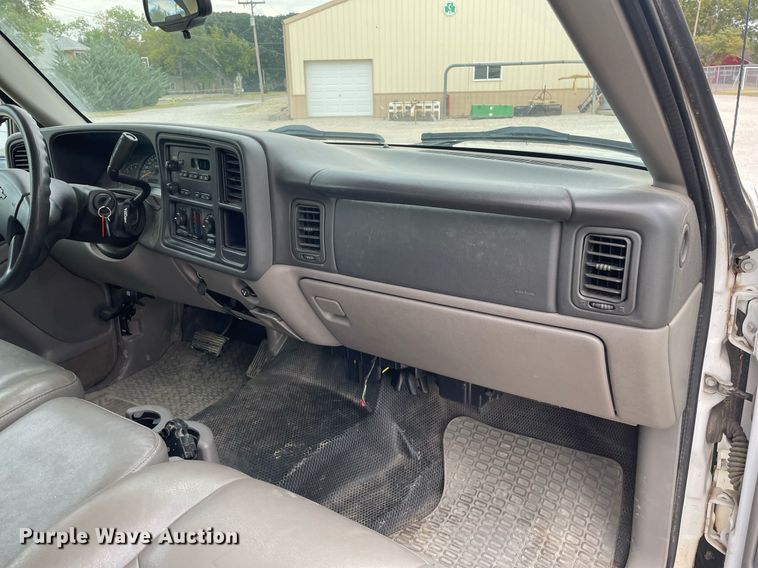 image for item NX9846 2005 Chevrolet Suburban  SUV