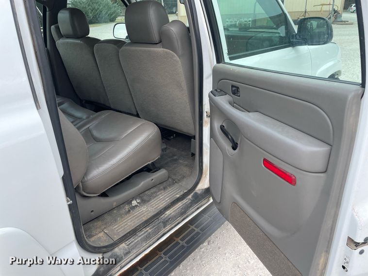 image for item NX9846 2005 Chevrolet Suburban  SUV