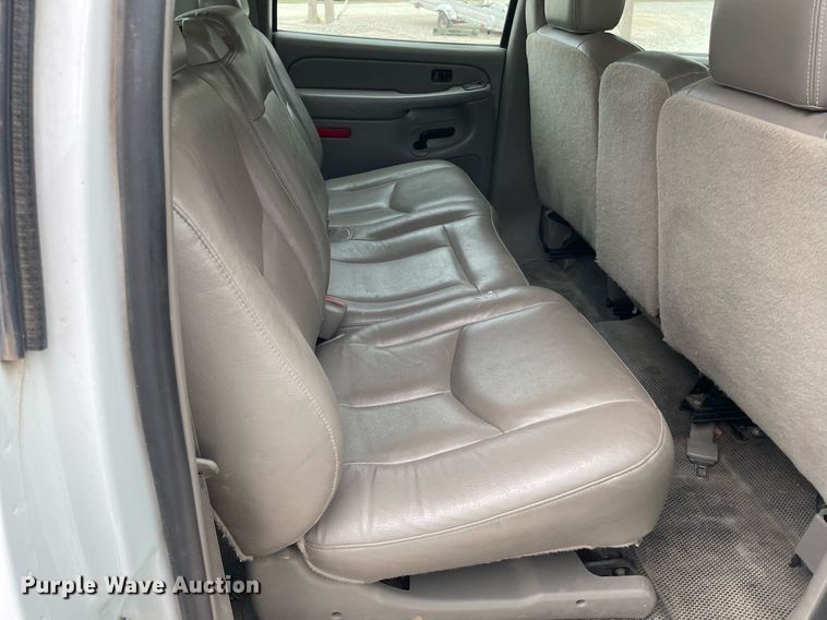 image for item NX9846 2005 Chevrolet Suburban  SUV