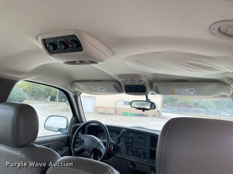 image for item NX9846 2005 Chevrolet Suburban  SUV