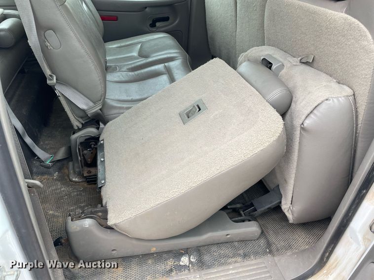 image for item NX9846 2005 Chevrolet Suburban  SUV