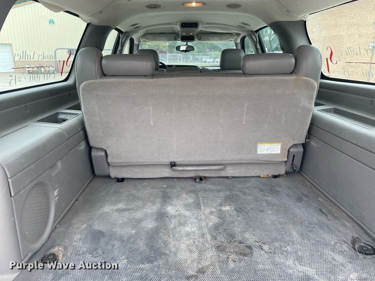 image for item NX9846 2005 Chevrolet Suburban  SUV