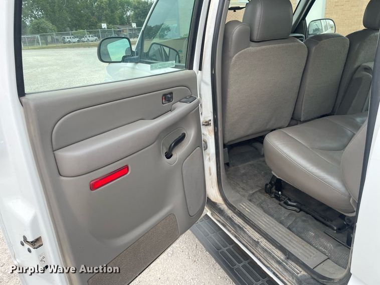 image for item NX9846 2005 Chevrolet Suburban  SUV