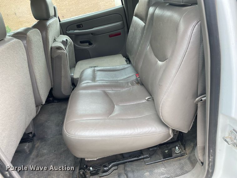 image for item NX9846 2005 Chevrolet Suburban  SUV