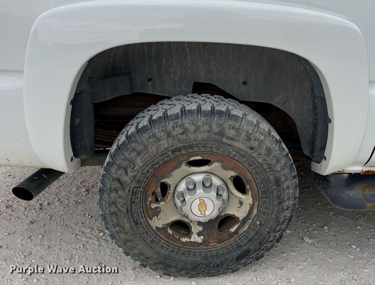 image for item NX9846 2005 Chevrolet Suburban  SUV