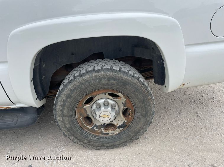 image for item NX9846 2005 Chevrolet Suburban  SUV