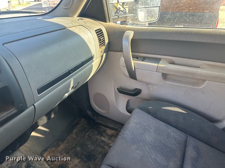 image for item OC9511 2013 Chevrolet 2500 HD  Ext. Cab pickup truck