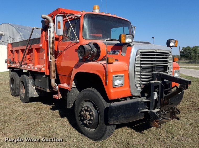 image for item OF9479 1989 Ford  LNT8000  dump truck