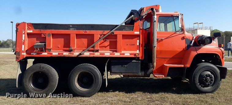 image for item OF9479 1989 Ford  LNT8000  dump truck