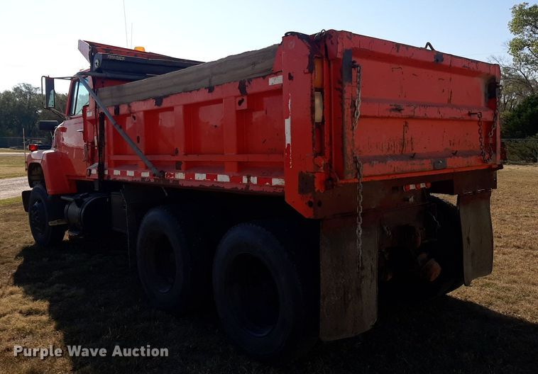 image for item OF9479 1989 Ford  LNT8000  dump truck