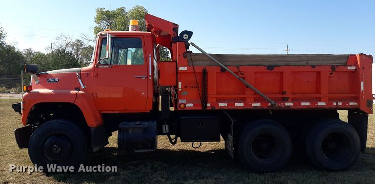 image for item OF9479 1989 Ford  LNT8000  dump truck