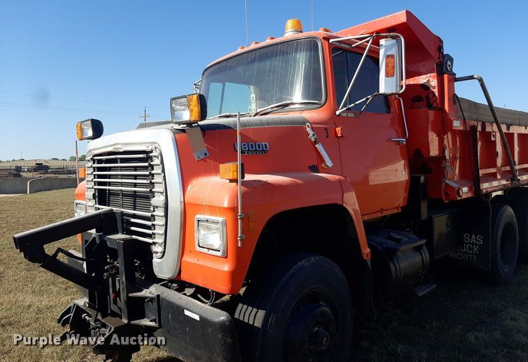 image for item OF9479 1989 Ford  LNT8000  dump truck