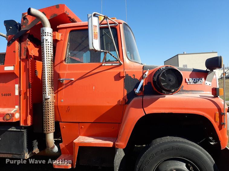image for item OF9479 1989 Ford  LNT8000  dump truck