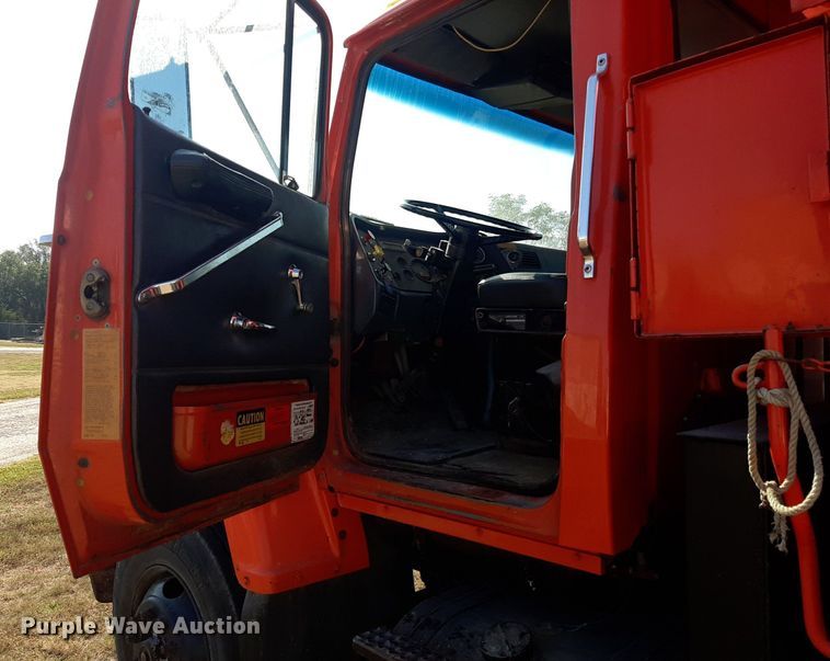 image for item OF9479 1989 Ford  LNT8000  dump truck