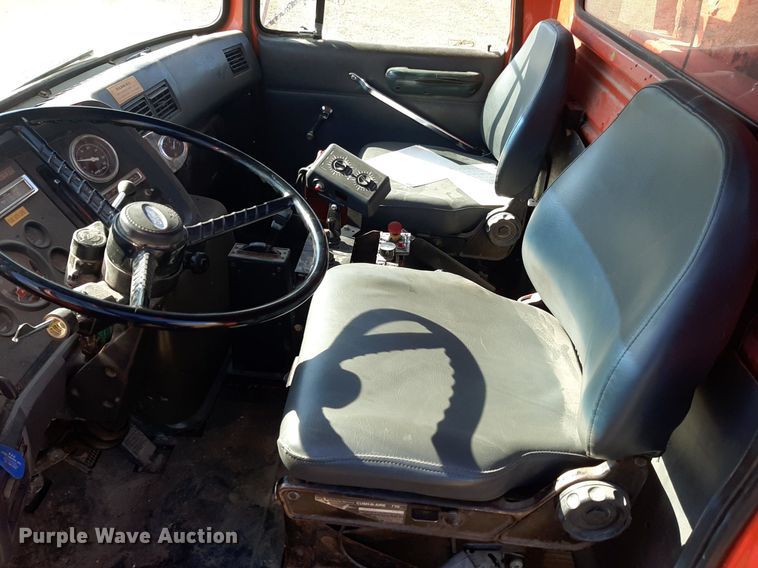 image for item OF9479 1989 Ford  LNT8000  dump truck