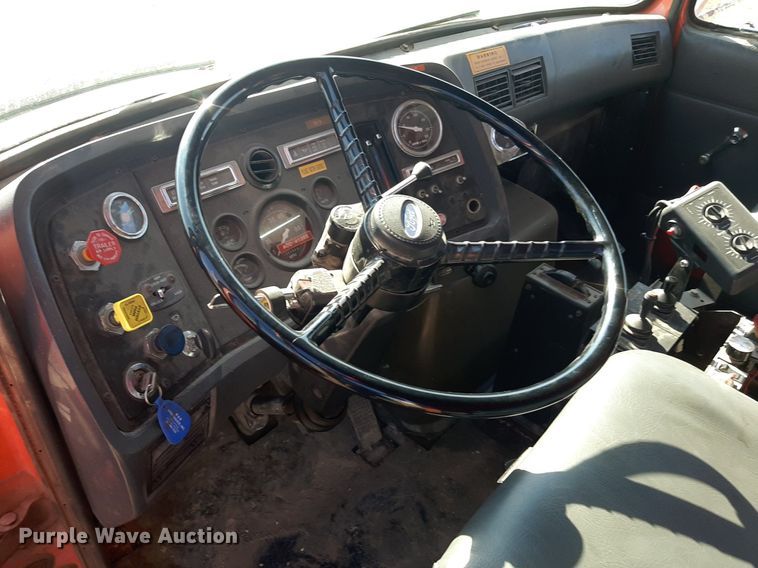 image for item OF9479 1989 Ford  LNT8000  dump truck