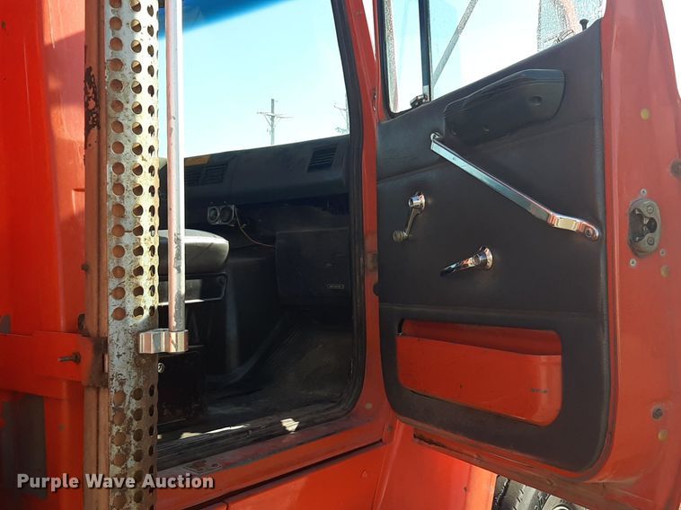 image for item OF9479 1989 Ford  LNT8000  dump truck