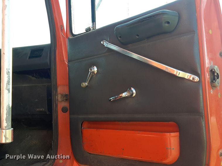 image for item OF9479 1989 Ford  LNT8000  dump truck