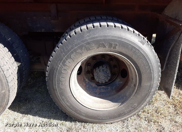 image for item OF9479 1989 Ford  LNT8000  dump truck