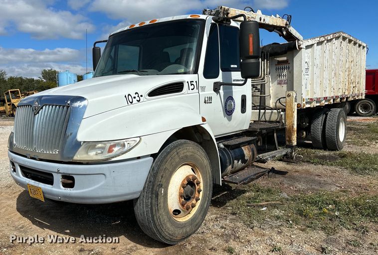 image for item OG9183 2003 International 4300  crane truck