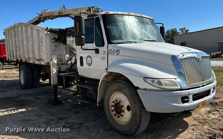 image for item OG9183 2003 International 4300  crane truck