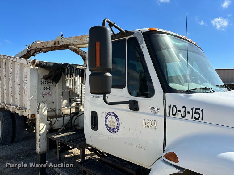 image for item OG9183 2003 International 4300  crane truck