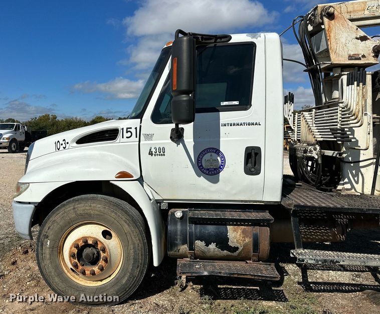 image for item OG9183 2003 International 4300  crane truck