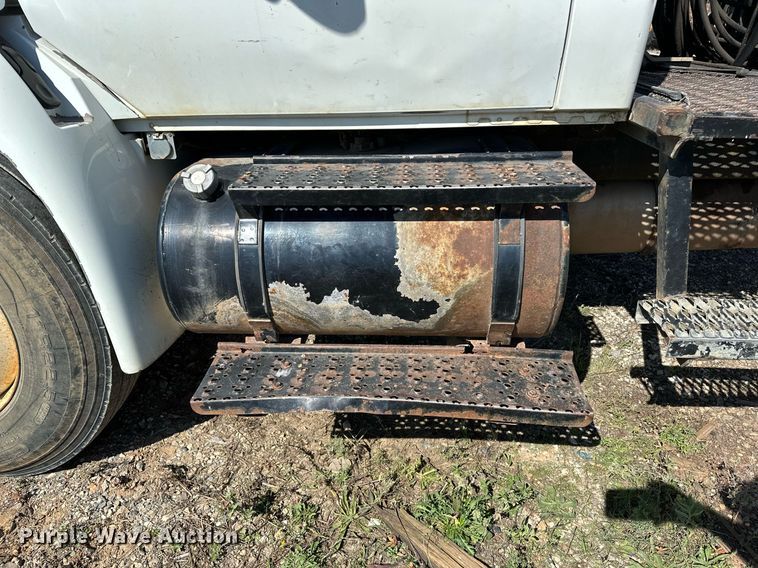 image for item OG9183 2003 International 4300  crane truck