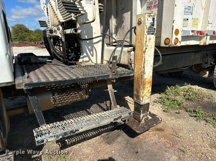 image for item OG9183 2003 International 4300  crane truck