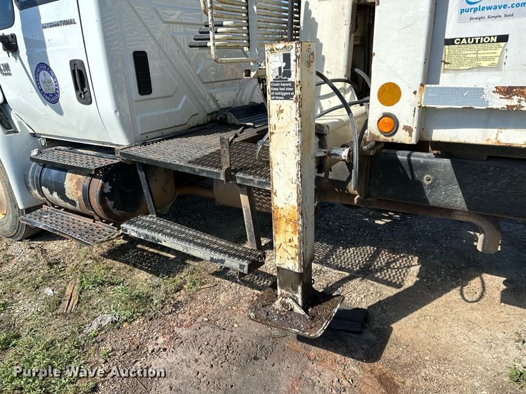 image for item OG9183 2003 International 4300  crane truck