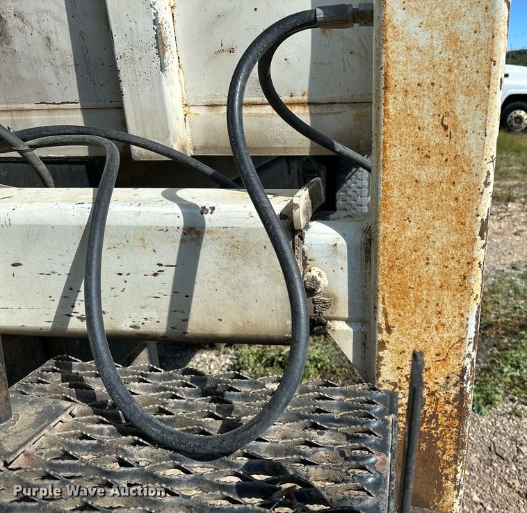 image for item OG9183 2003 International 4300  crane truck