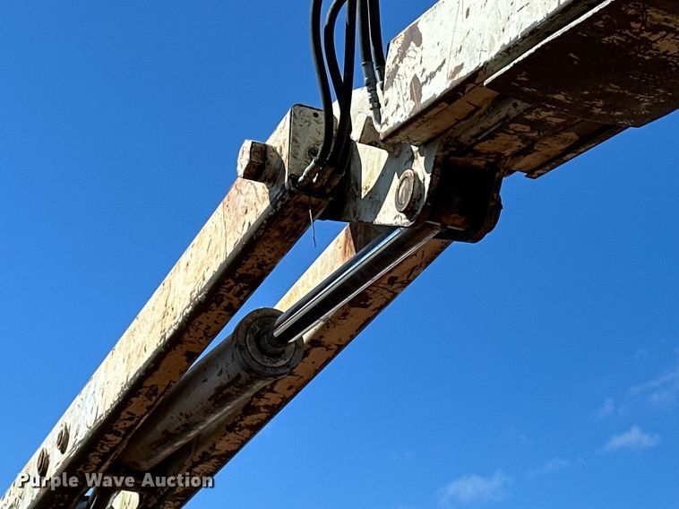 image for item OG9183 2003 International 4300  crane truck