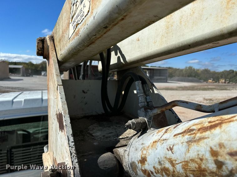 image for item OG9183 2003 International 4300  crane truck