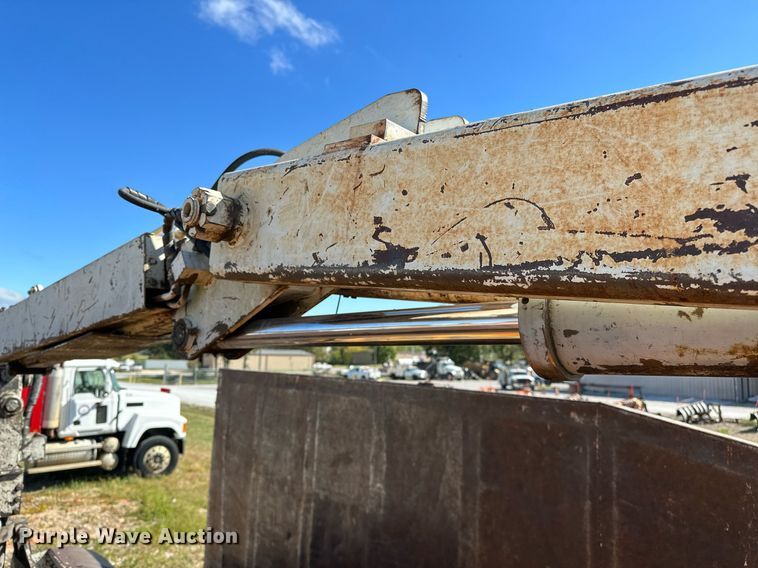 image for item OG9183 2003 International 4300  crane truck