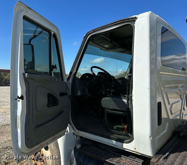 image for item OG9183 2003 International 4300  crane truck