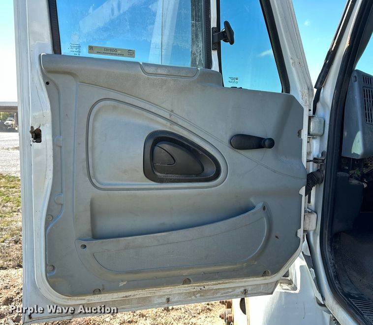 image for item OG9183 2003 International 4300  crane truck