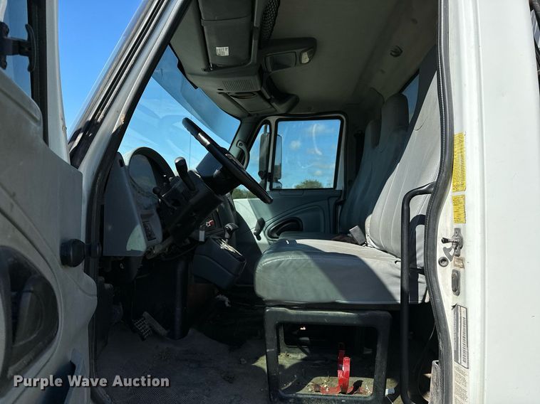 image for item OG9183 2003 International 4300  crane truck