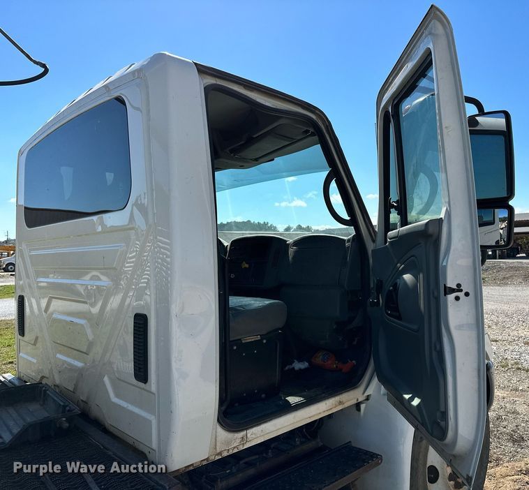 image for item OG9183 2003 International 4300  crane truck