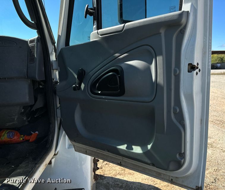 image for item OG9183 2003 International 4300  crane truck