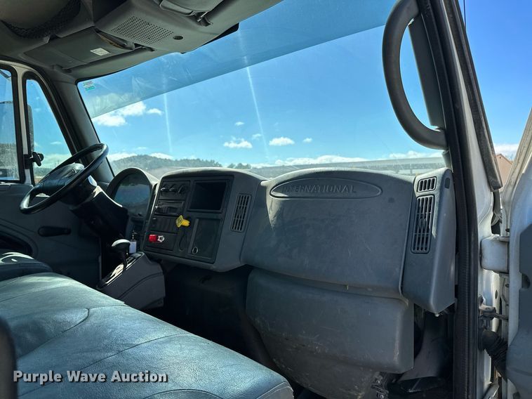 image for item OG9183 2003 International 4300  crane truck