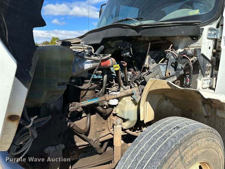 image for item OG9183 2003 International 4300  crane truck