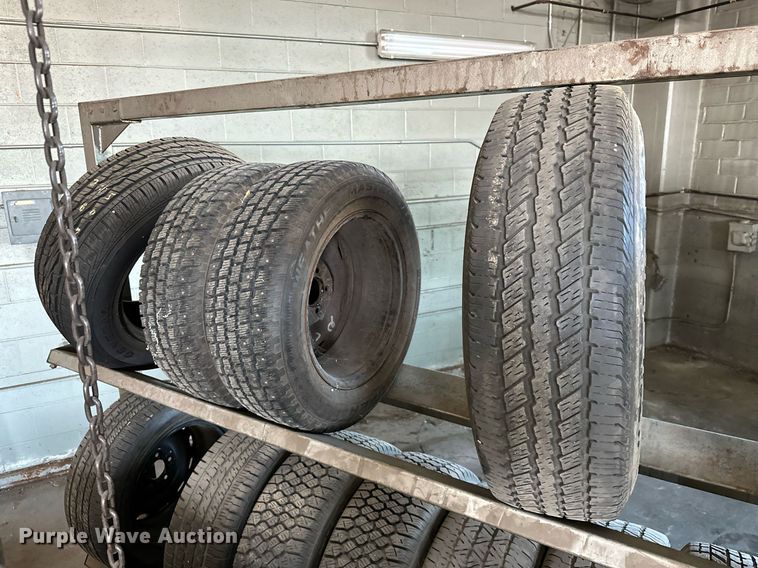 image for item ZA0375 Approximately 52 tires
